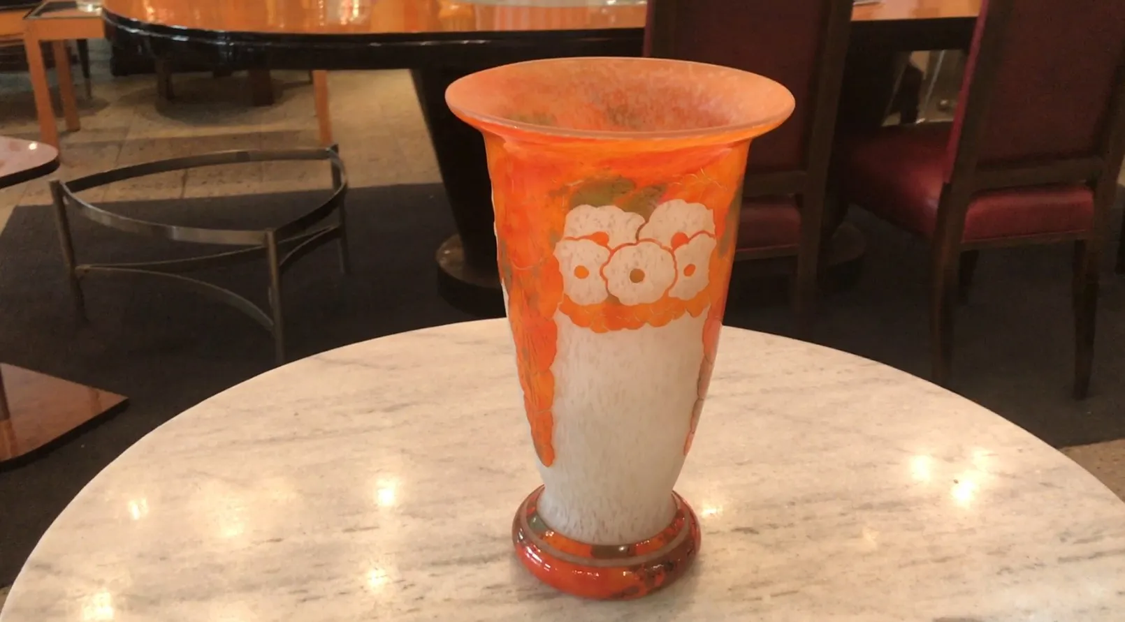 Verre ancien signé par Charder avec un design floral en tons orange.