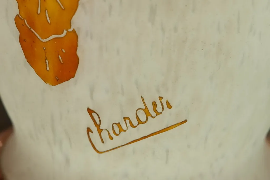 古董签名玻璃（Charder），带有优雅图案，置于别致的环境中。