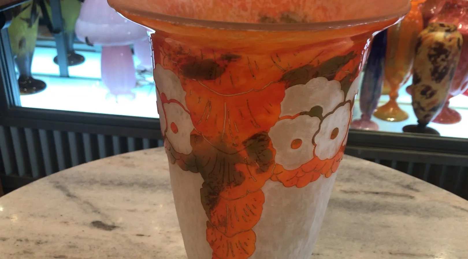 verre signé Charder avec décoration florale dans des tons orange et blanc