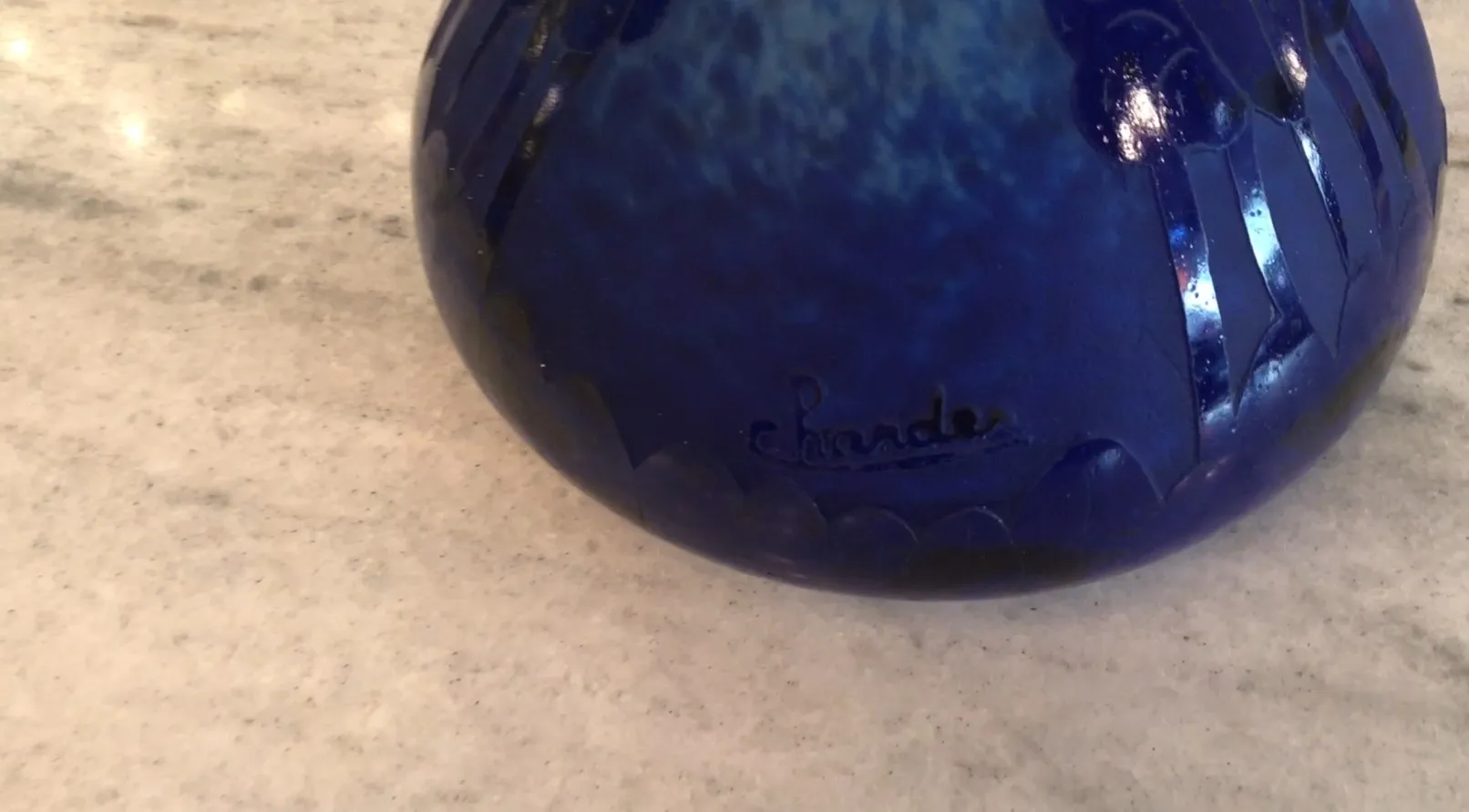 vidrio antiguo firmado con diseño elegante y color azul