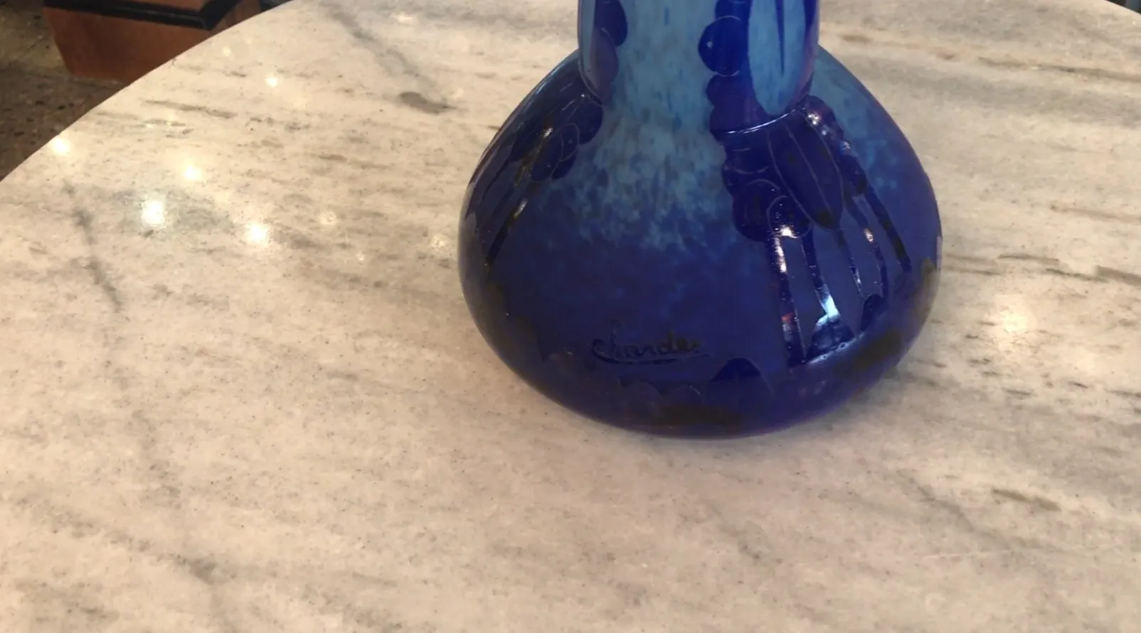 Verre antique signé Charder de couleur bleue avec des détails