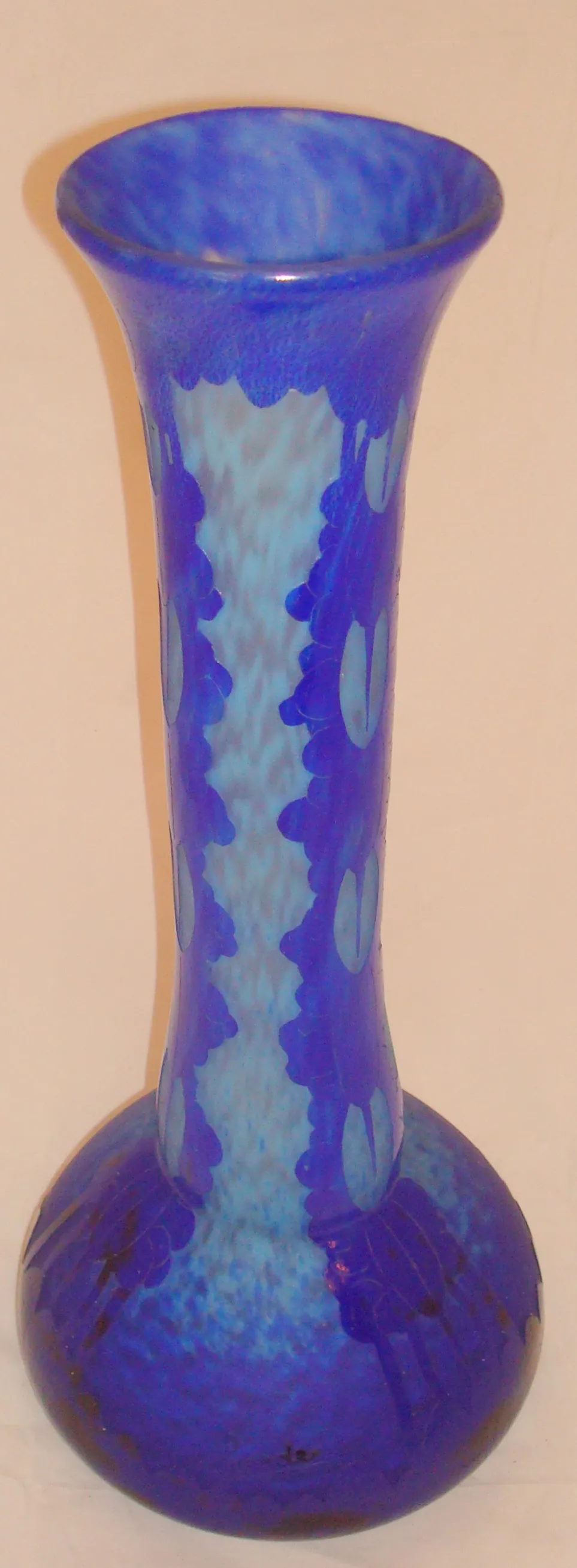 Vidro antigo com assinatura de Charder, cor azul, design elegante, decorações distintas.