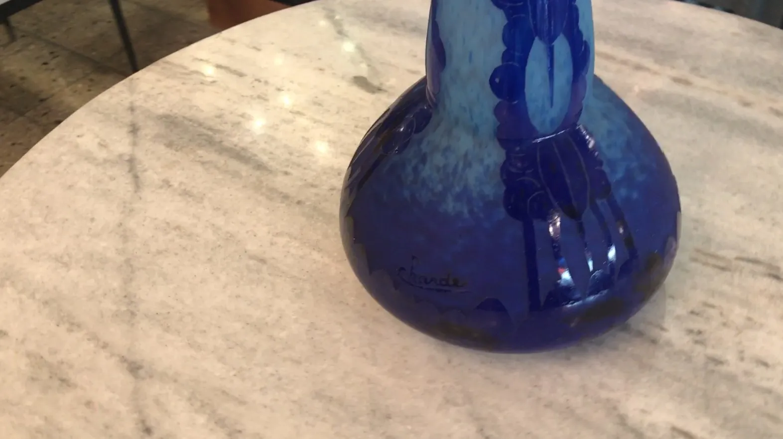 Vidro azul decorativo antigo assinado por Charder