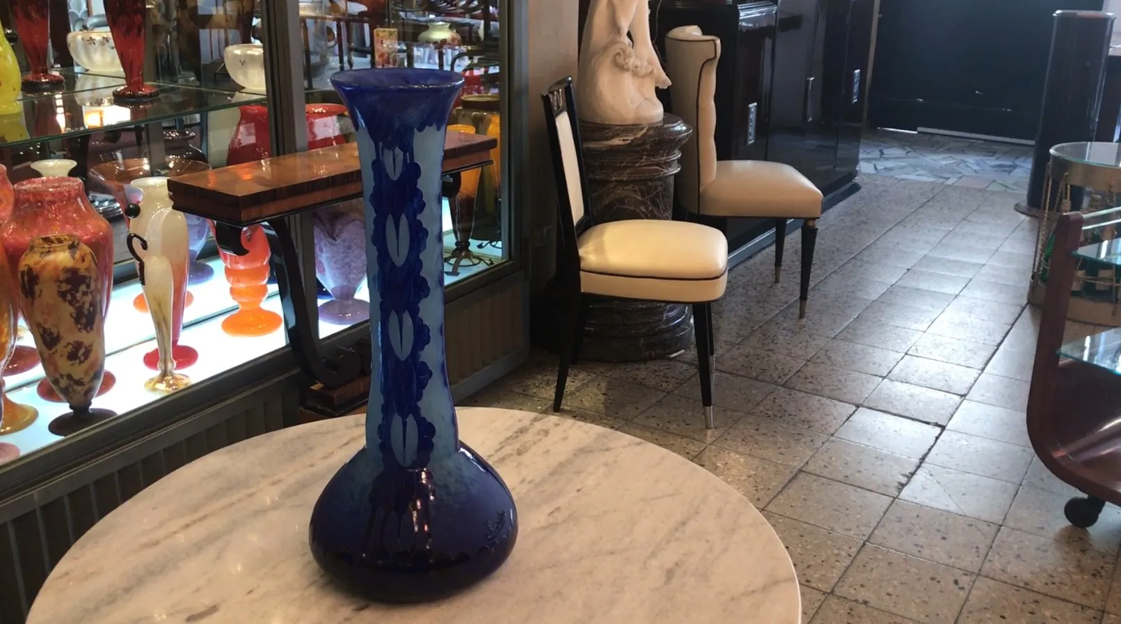 Vaso antigo de vidro assinado por Charder de cor azul decorativa.