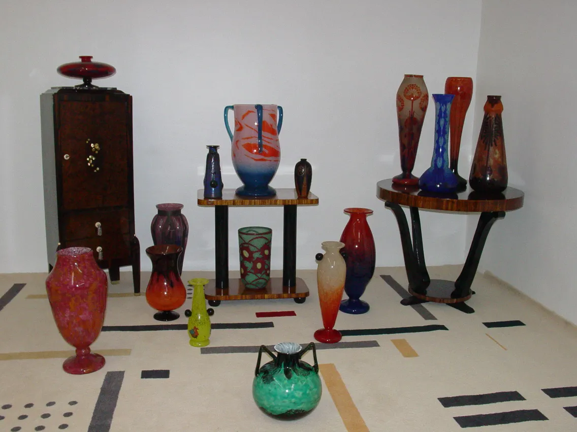 Verre signé Charder au milieu de vases anciens colorés