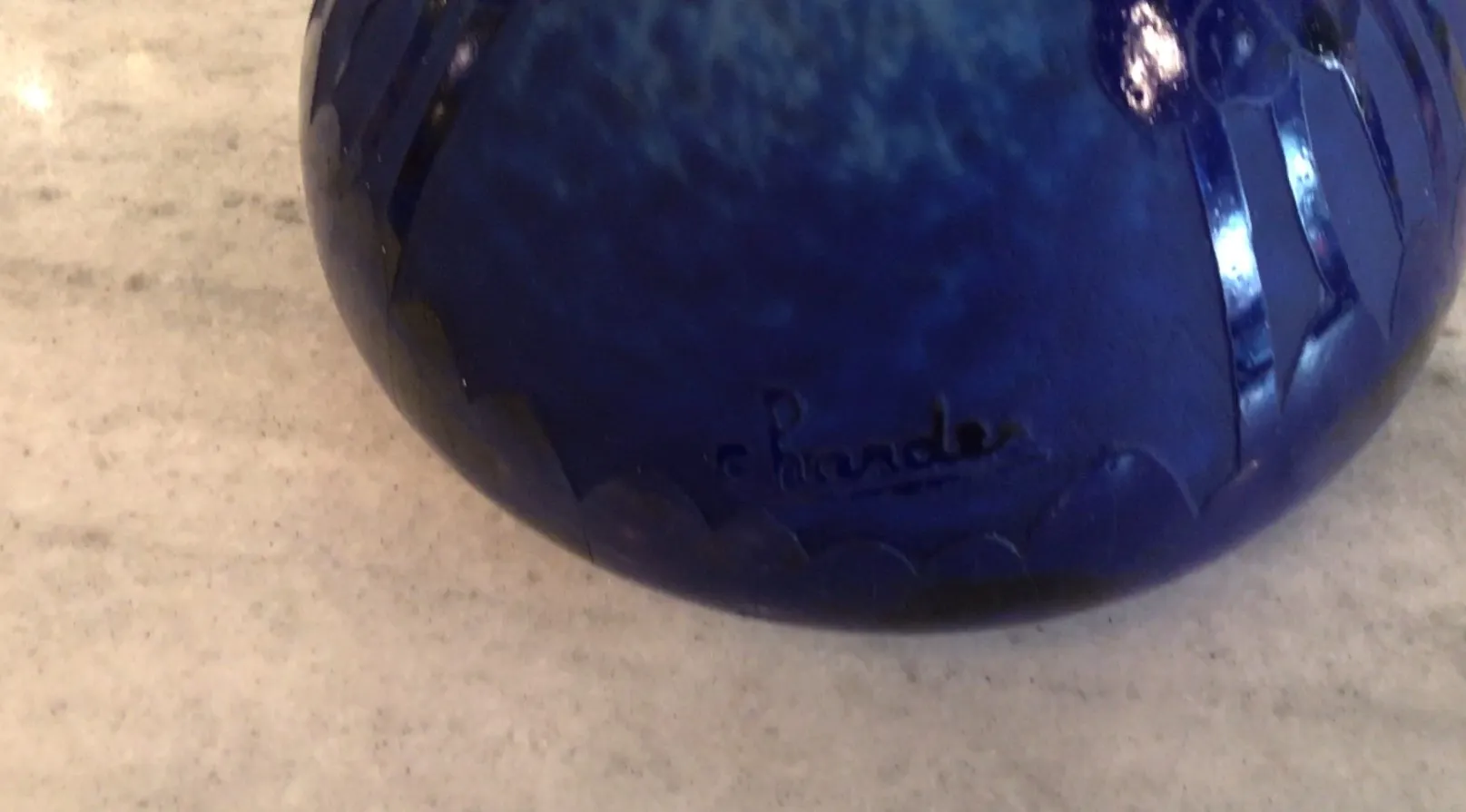 Verre bleu antique signé par Charder avec inscription.