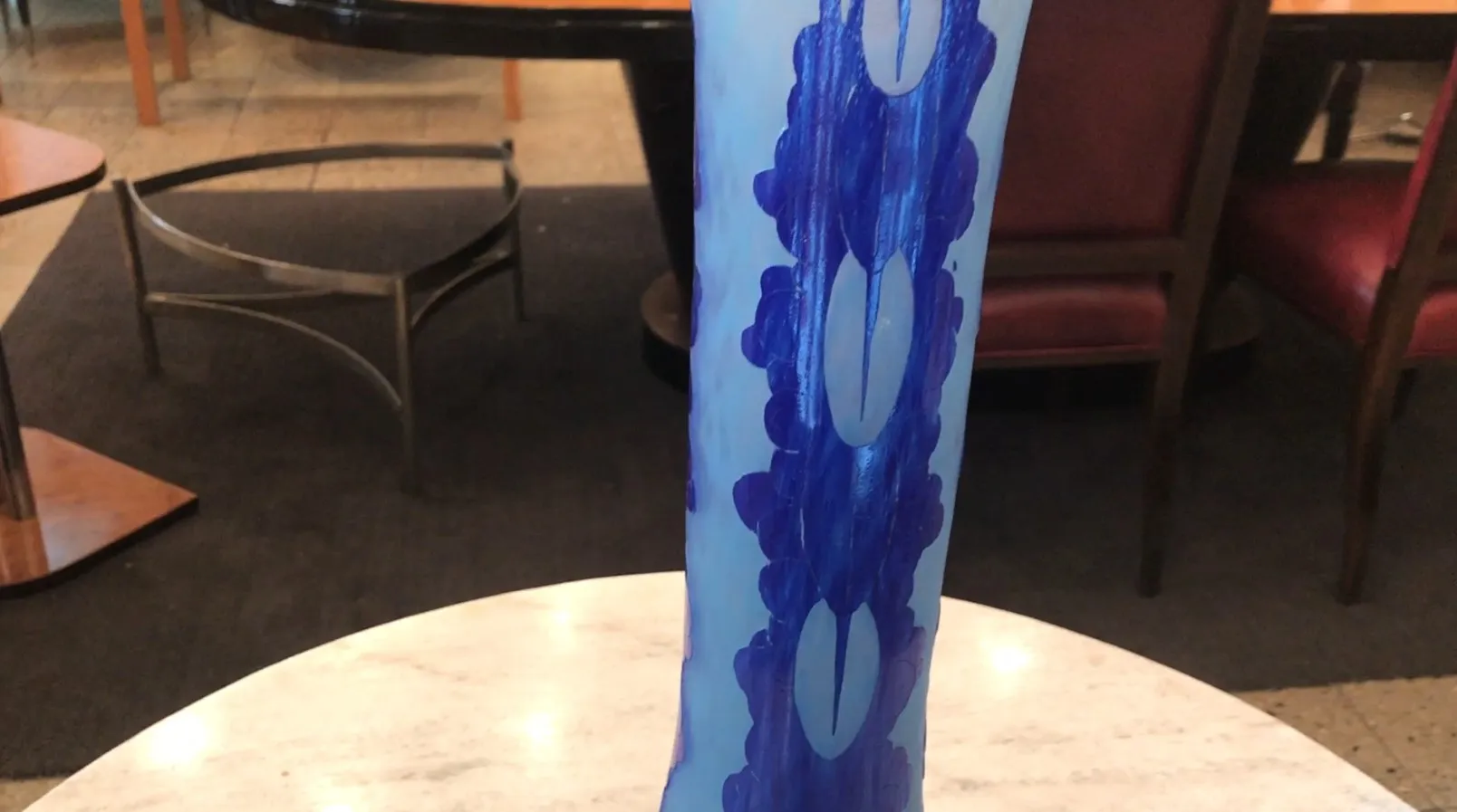 Verre signé Charder (français) avec des motifs bleus sur un fond neutre.