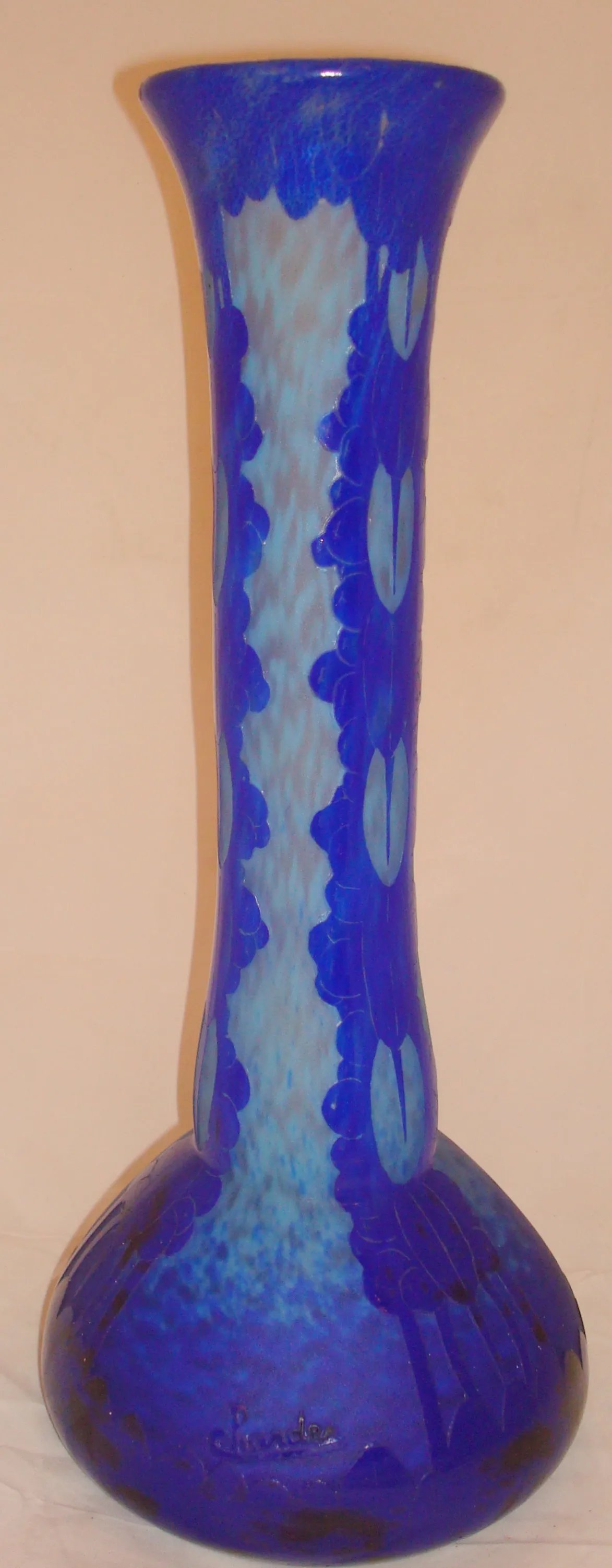 Alto vaso blu firmato Charder, elegante e distintivo.