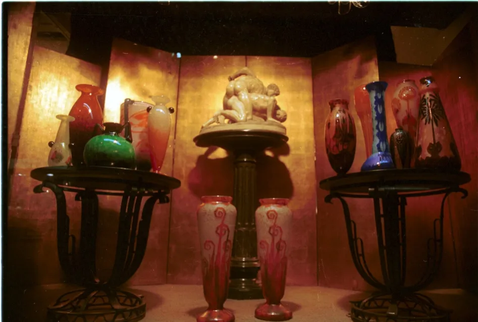 Charder dwa-glass, purani-frensh, doosre-cheejan-ke-sath-ek sajawat display par.