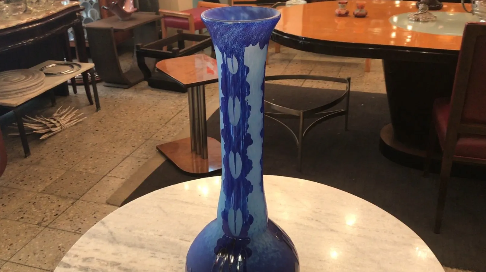 زجاج موقّع تشاردير بتصميم أزرق في بيئة أنيقة.