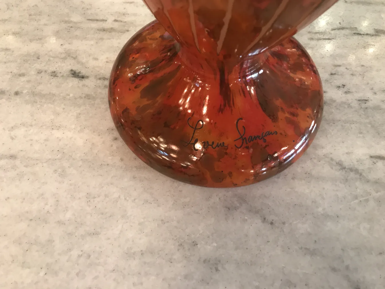 verre antique avec signature visible de Charder, couleur rouge