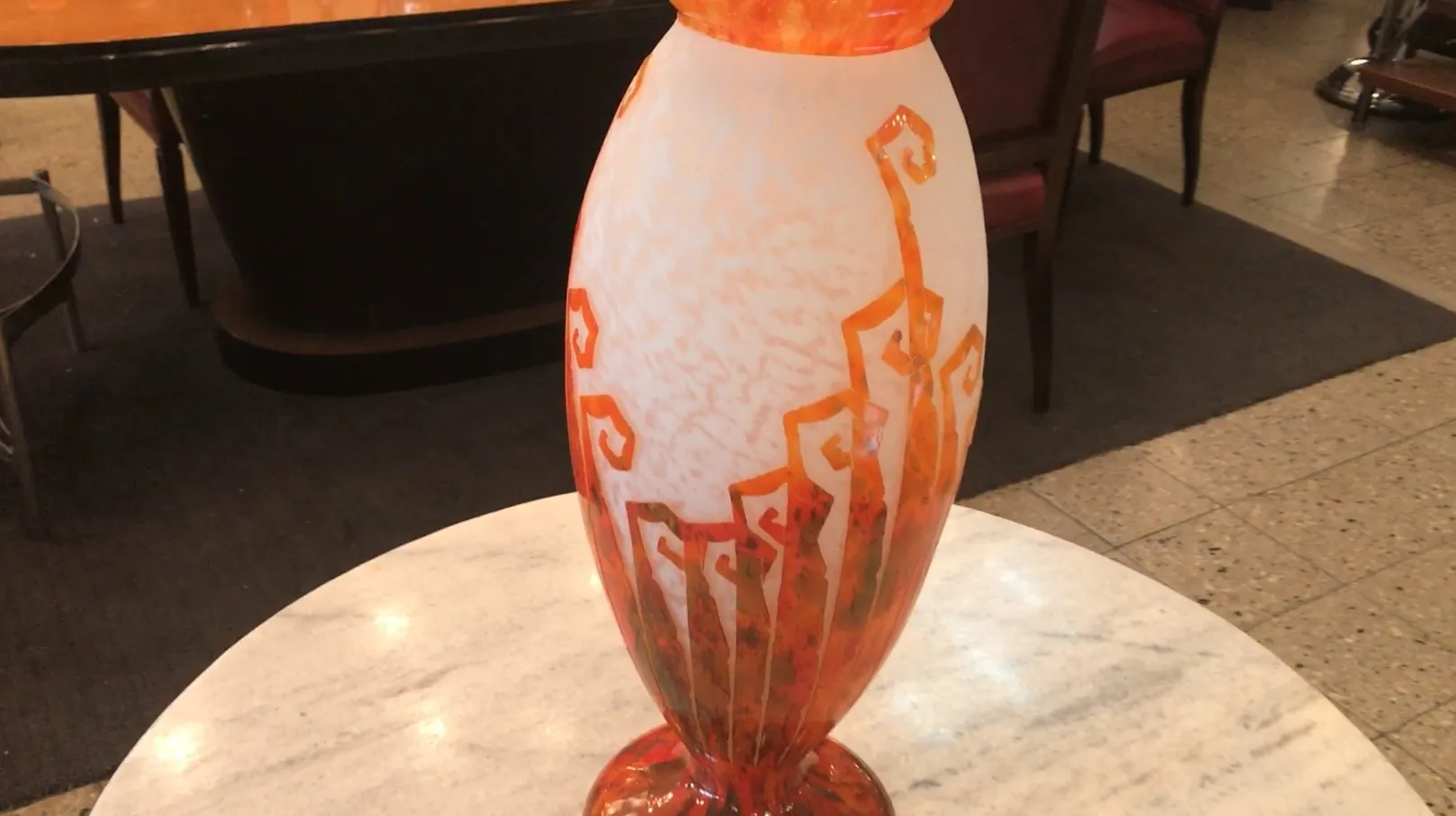 Vidrio firmado Charder con diseño antiguo en naranja y blanco