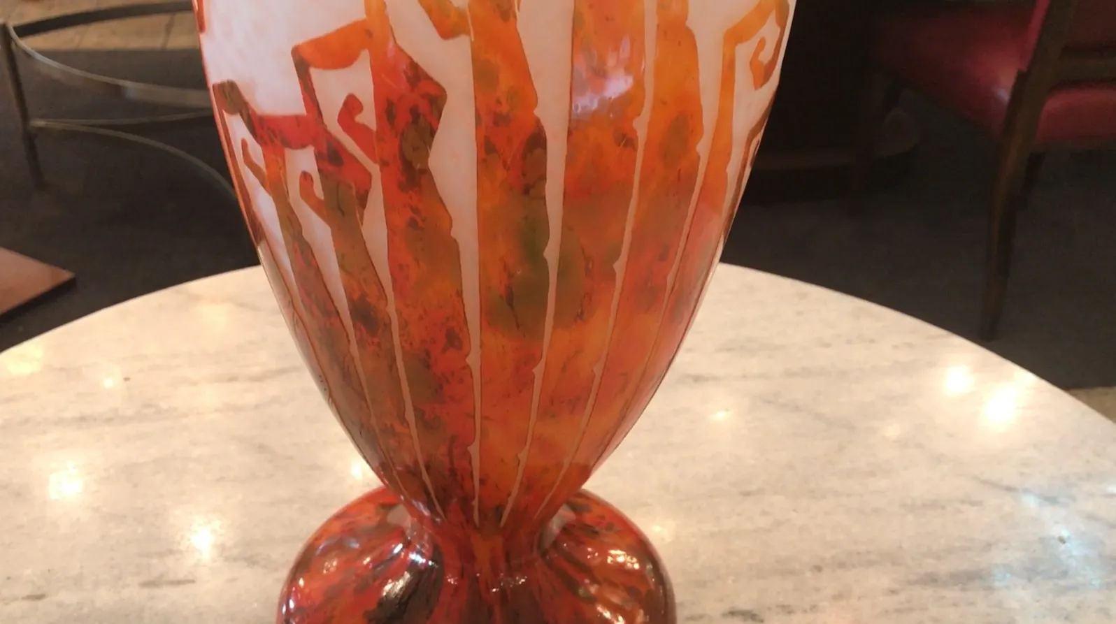 Antike Vase mit warmem Farbdessin und Charder-Unterschrift