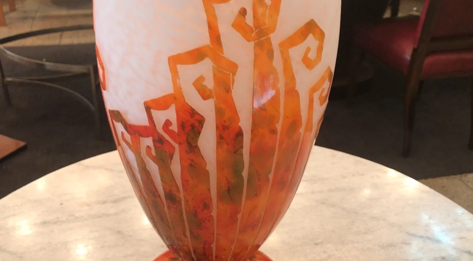 Vetro firmato Charder con decorazione arancione.