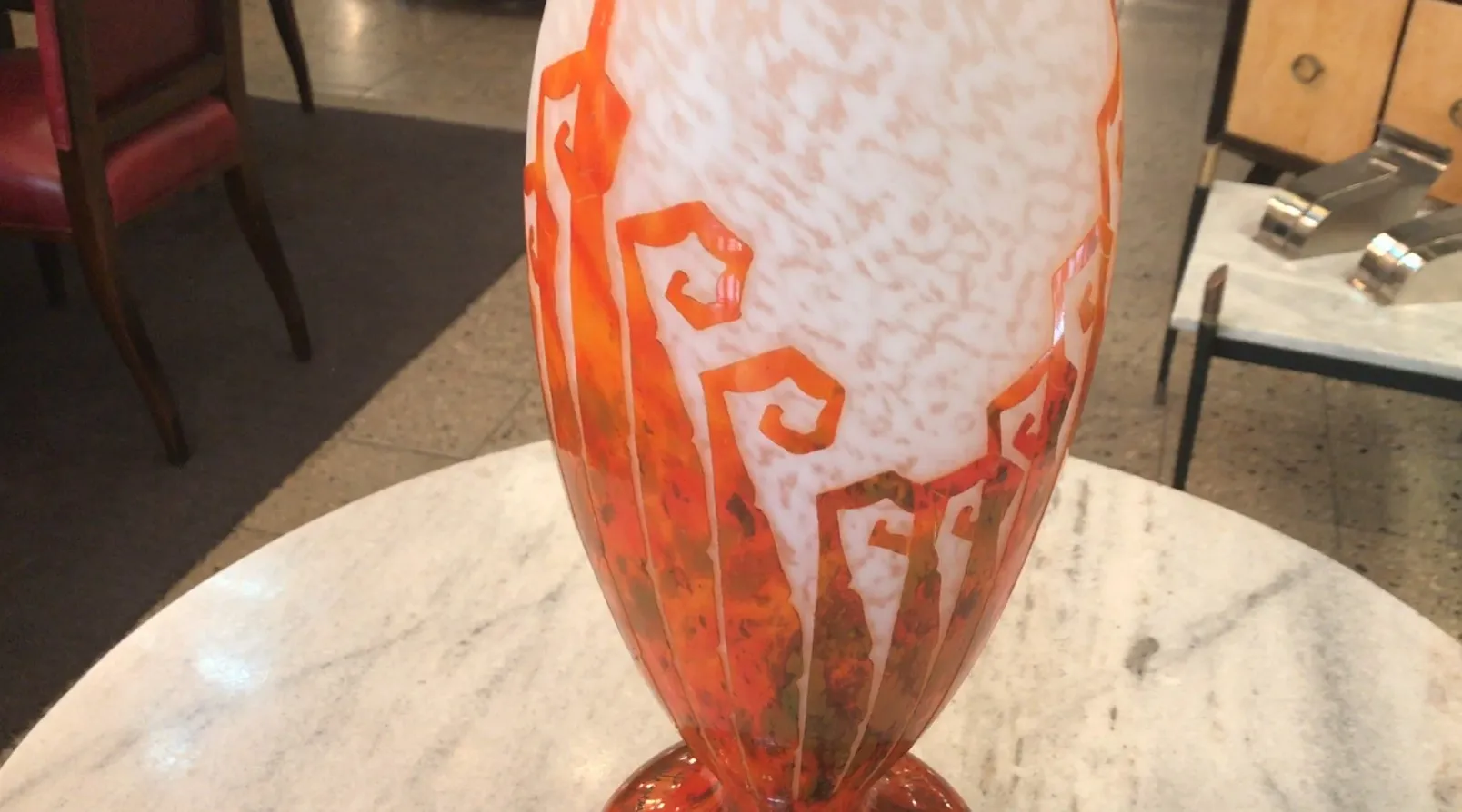 verre signé Charder en orange et blanc, antiquité