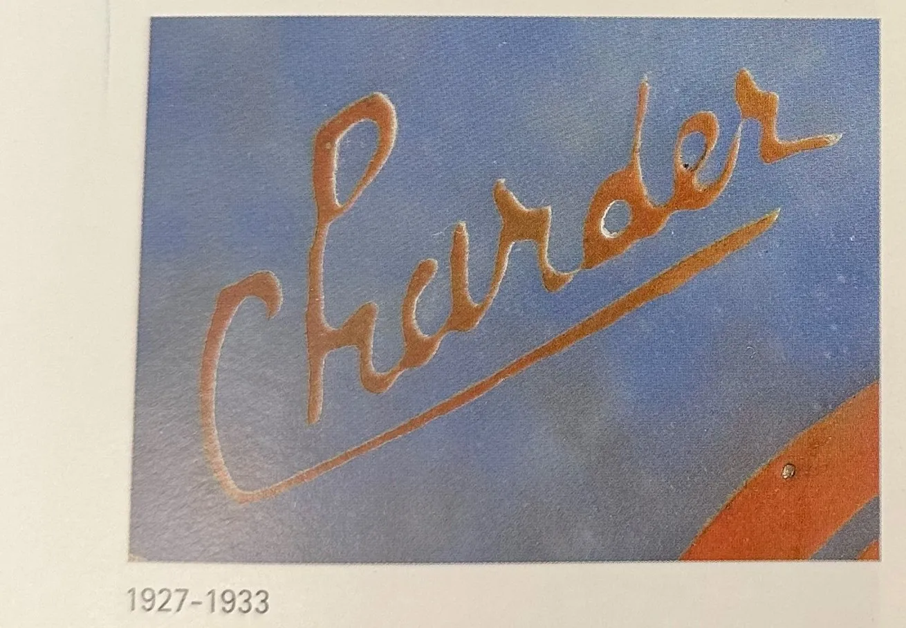 签名玻璃由Charder制成，背景为蓝色，优雅风格。