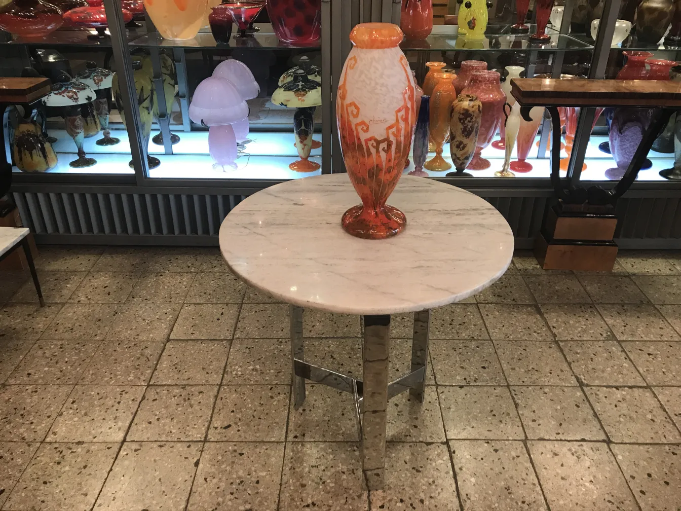 Vidrio firmado Charder sobre mesa ovalada con decoraciones