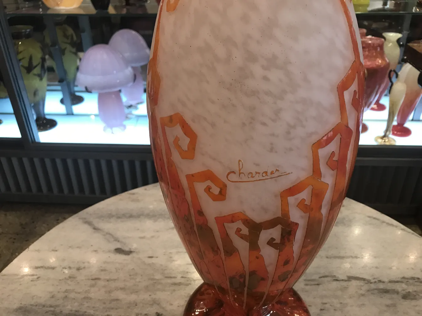 antikes Glas mit Charder-Unterschrift, helle Farbe, dekoratives Design