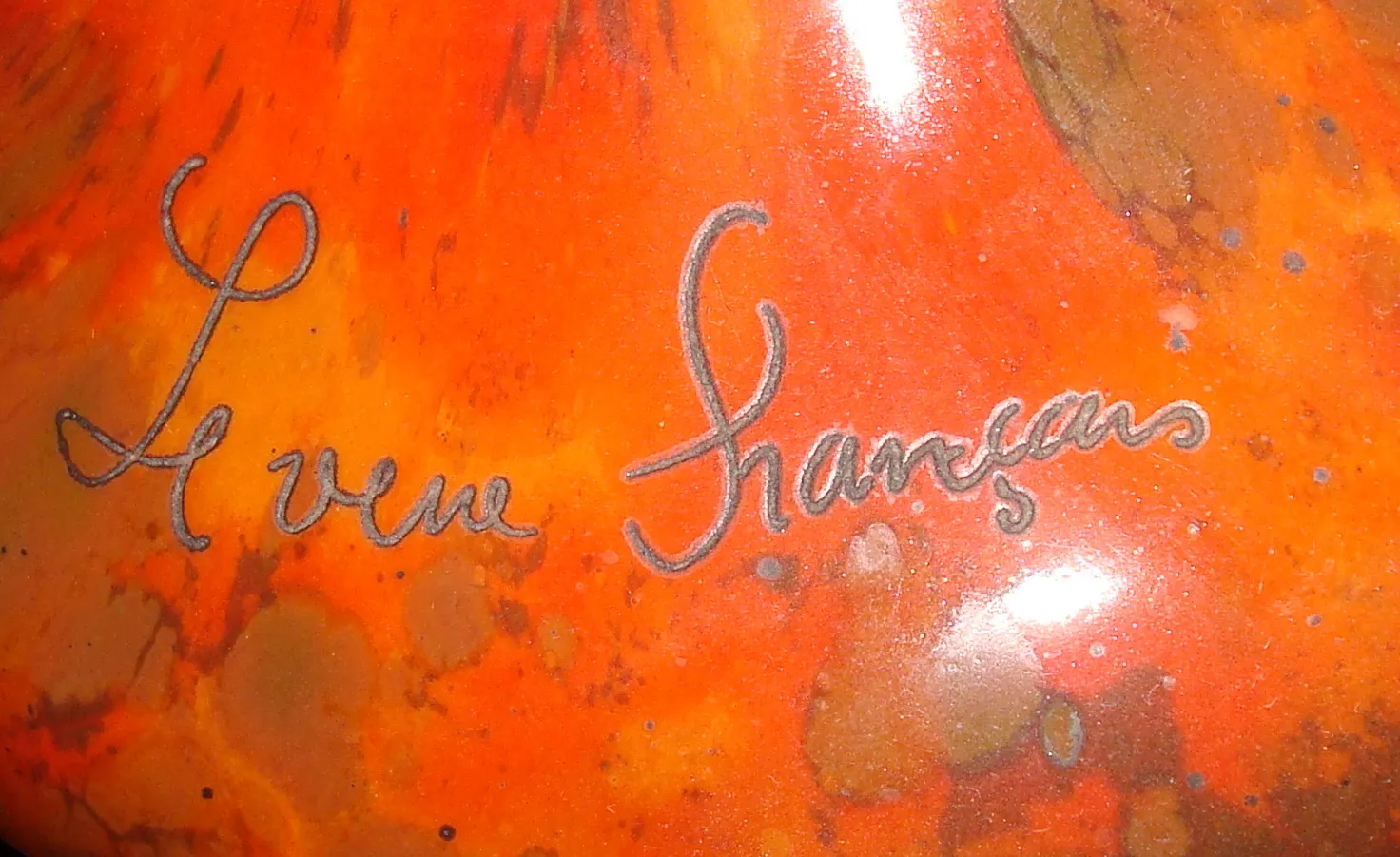 Verre ancien signé par Charder avec un design vibrant et coloré