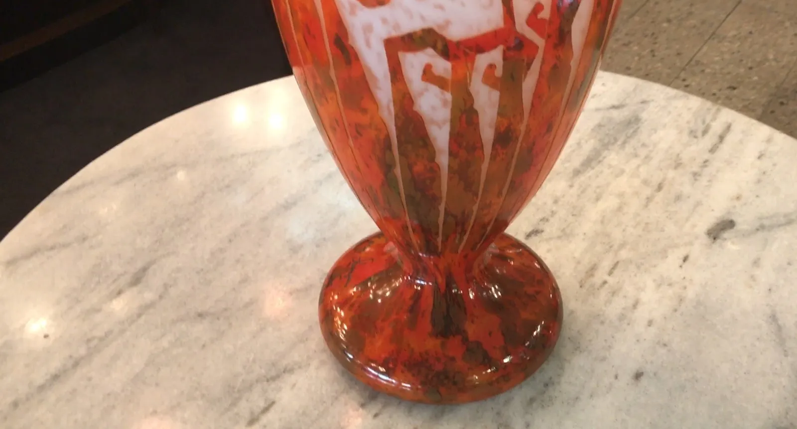 Vetro firmato Charder in un ambiente elegante con sfondo scuro.