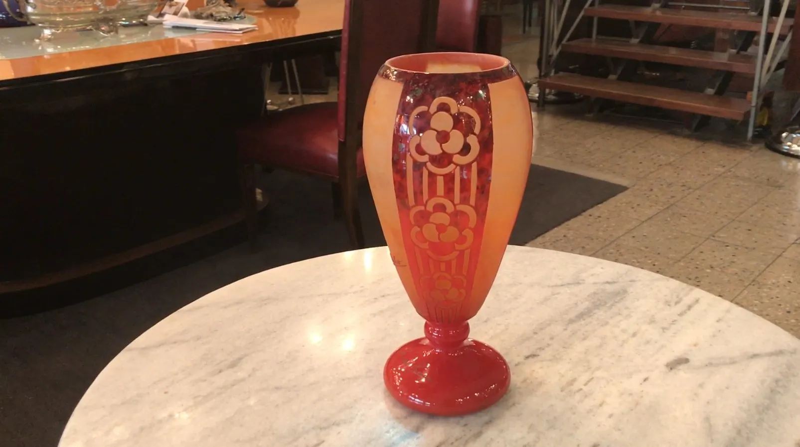 Signiertes Glas Charder mit buntem Design auf elegantem Hintergrund