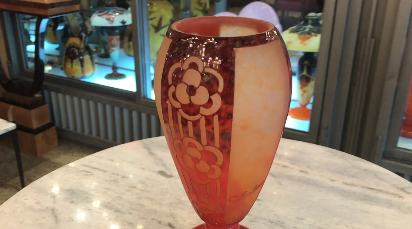 古代签名玻璃Charder，花卉设计，带有照明展示背景。