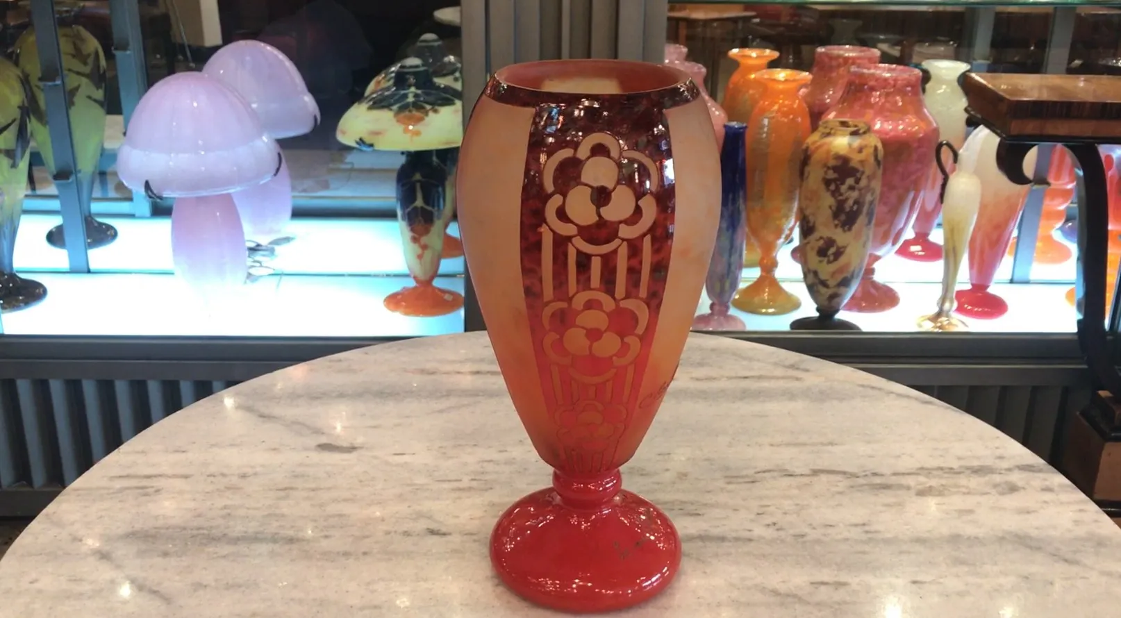 Vaso antiguo con diseño floral, vidrio firmado Charder, colores vibrantes, fondo atractivo.