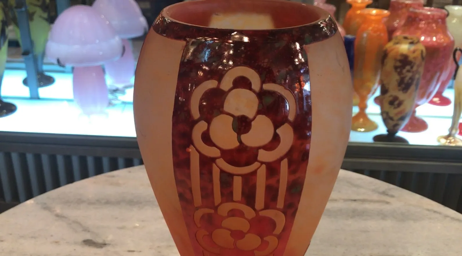 Antigo vidro com design floral assinado por Charder.