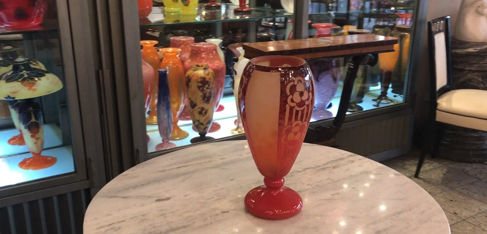 Vase signé Charder avec motif floral, dans un cadre d'antiquités.