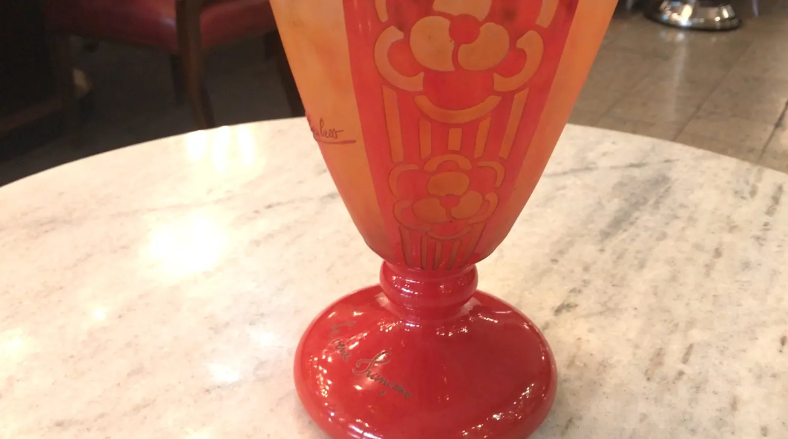 Vidrio firmado Charder con diseño de flores en rojo y naranja, antigüedad.