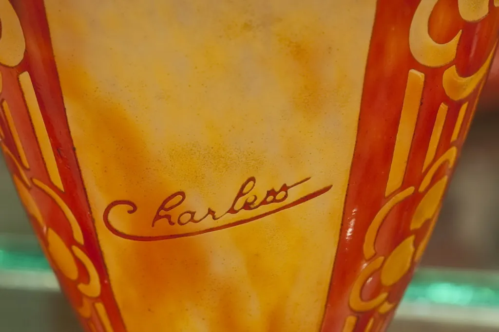 Signiertes Glas Charder mit roten und gelben Details, Antiquität.