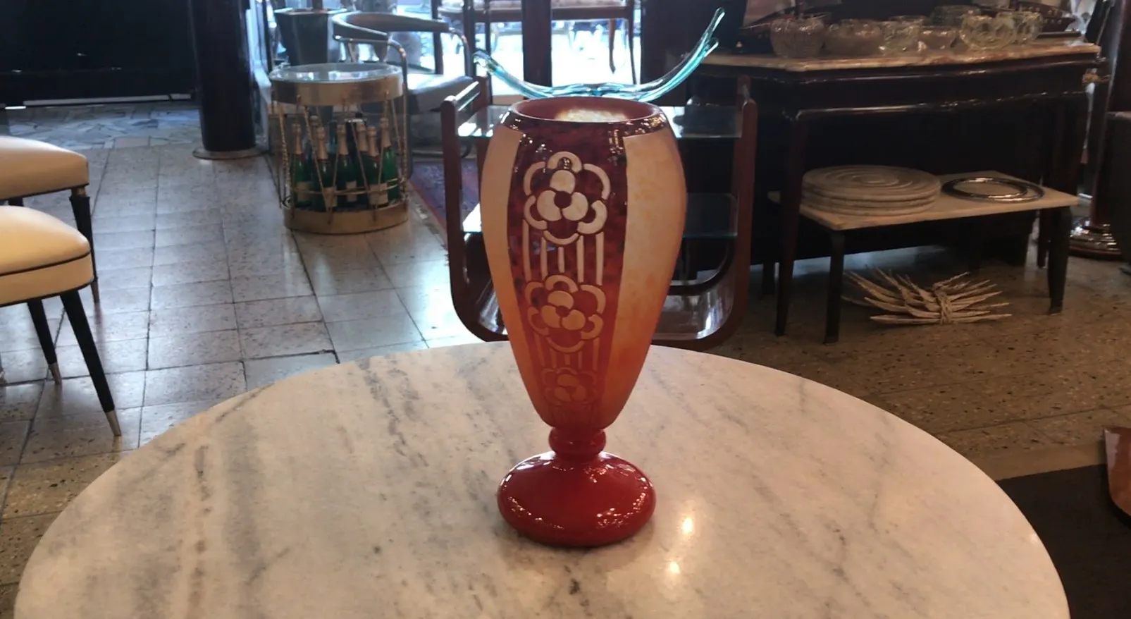 Vaso antigo com assinatura Charder em um ambiente acolhedor.