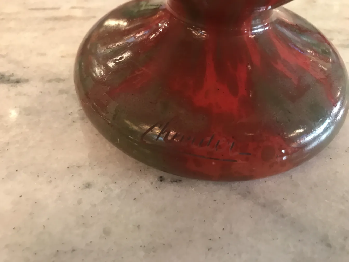 Verre antique signé Charder avec couleurs vives et détails.