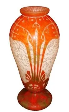 Jarrón antiguo firmado por Charder en tonos naranja y blanco, con decoración floral.