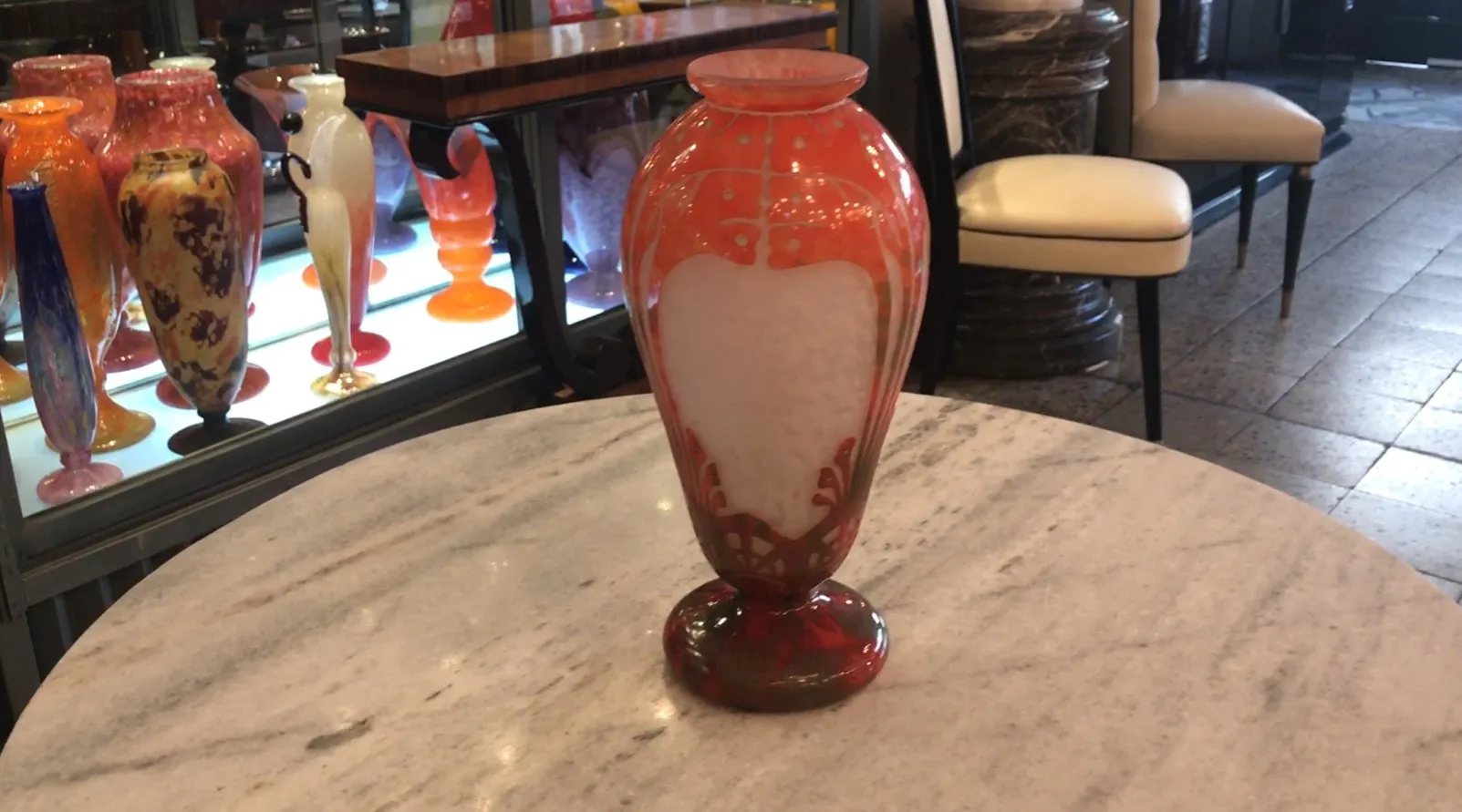 Antike Vase mit Unterschrift, farbenfrohem und dekorativem Design.