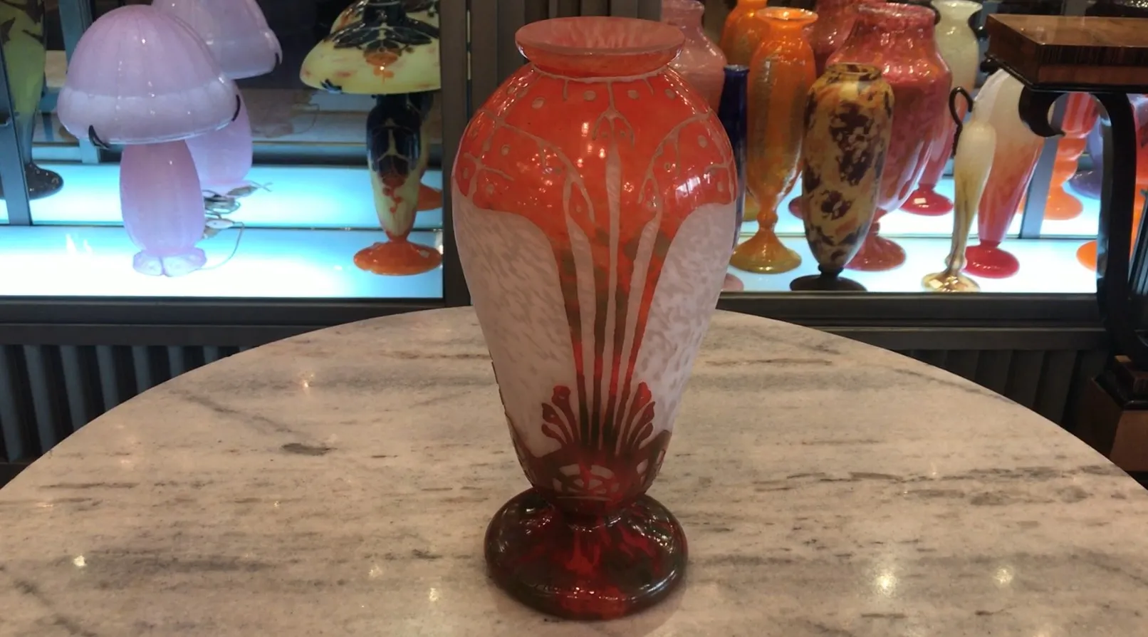 vidrio antiguo firmado Charder de colores con fondo decorativo