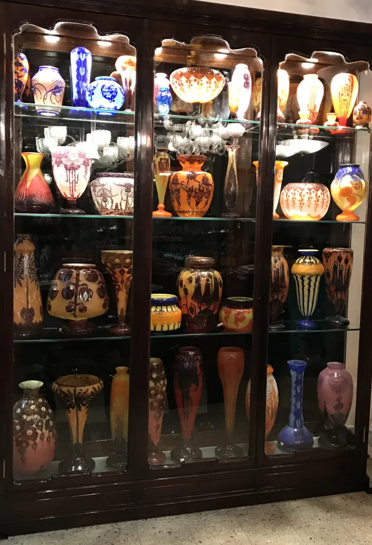 Vitrine com vidro assinado Charder antigo em várias cores e formas.