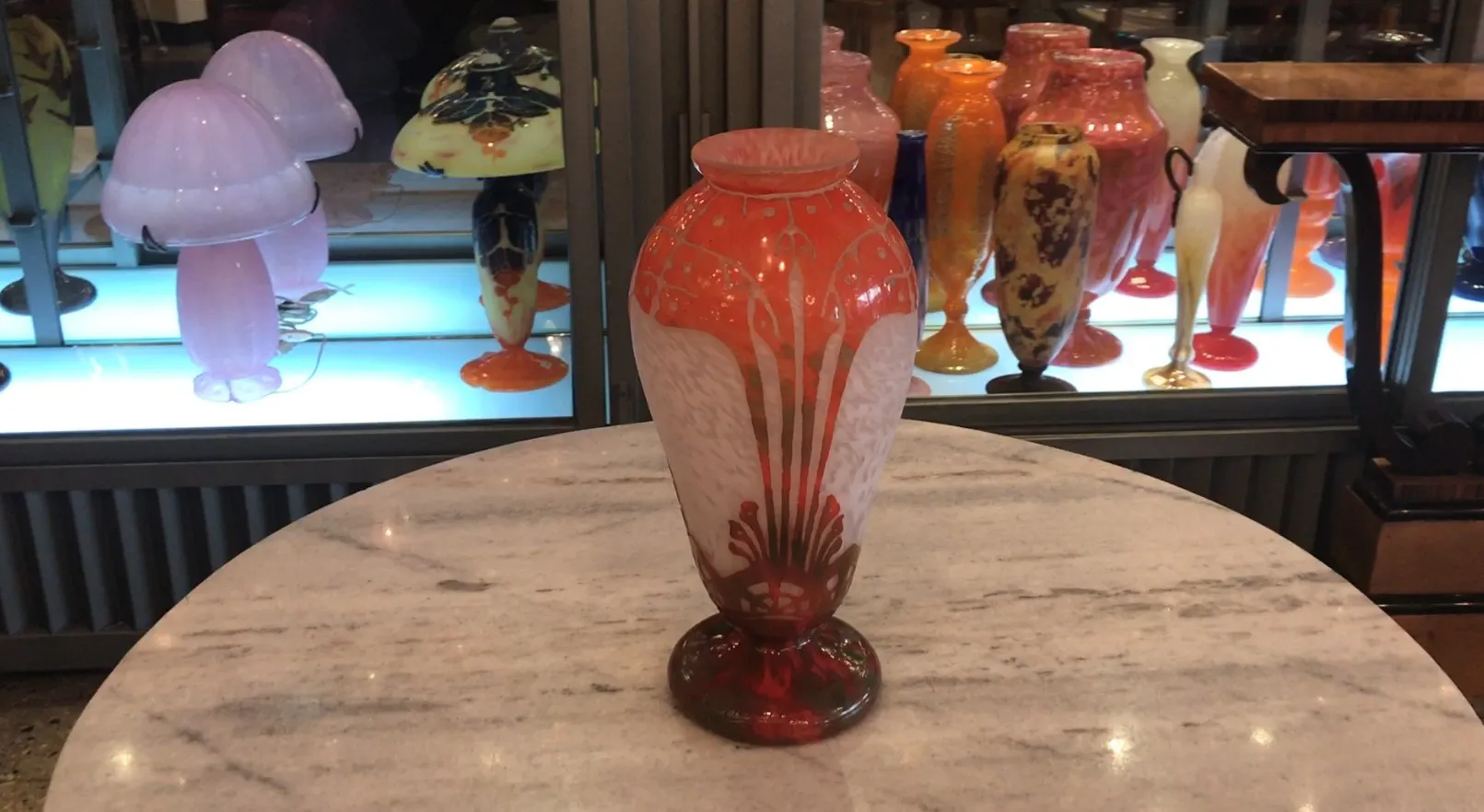 チャルダー署名入り花瓶、カラフルな背景