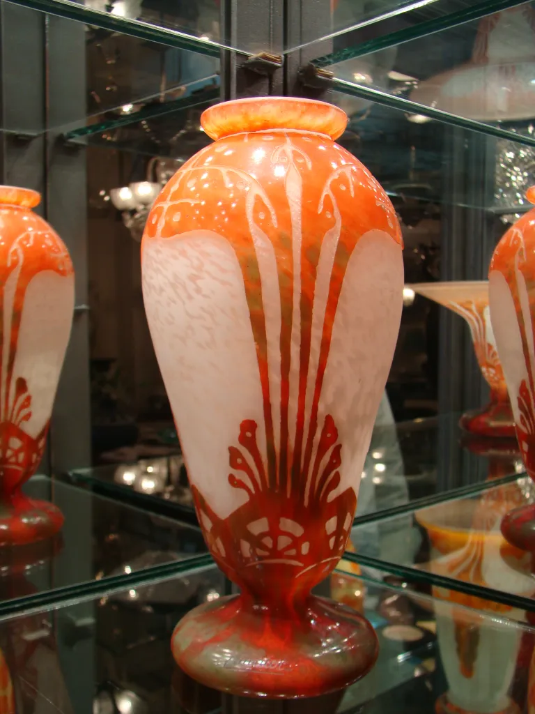 Verre signé (Charder) (français) avec motif décoratif aux teintes orange et blanche