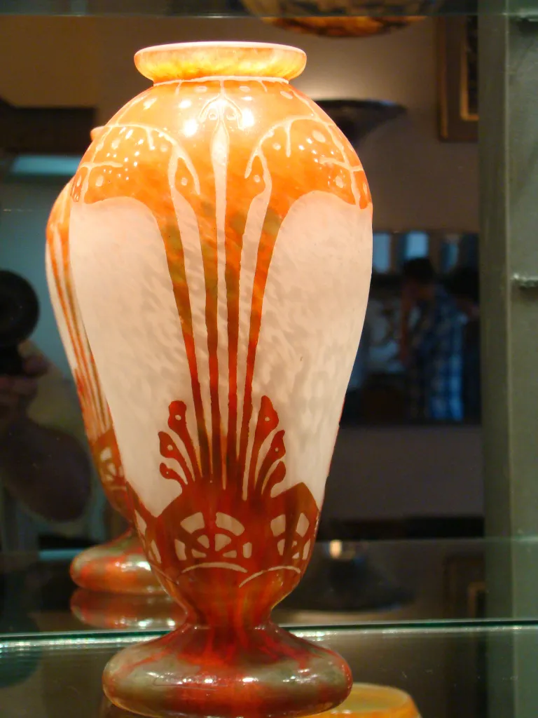 Antiquité avec un design élégant en deux tons de verre signé Charder français, exposé sur une étagère.