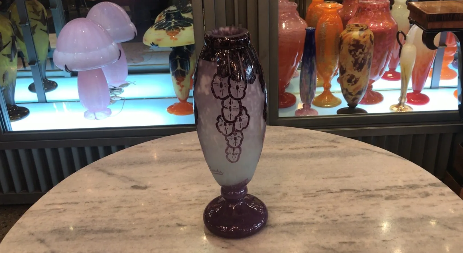 vidrio antiguo firmado Charder con decoraciones