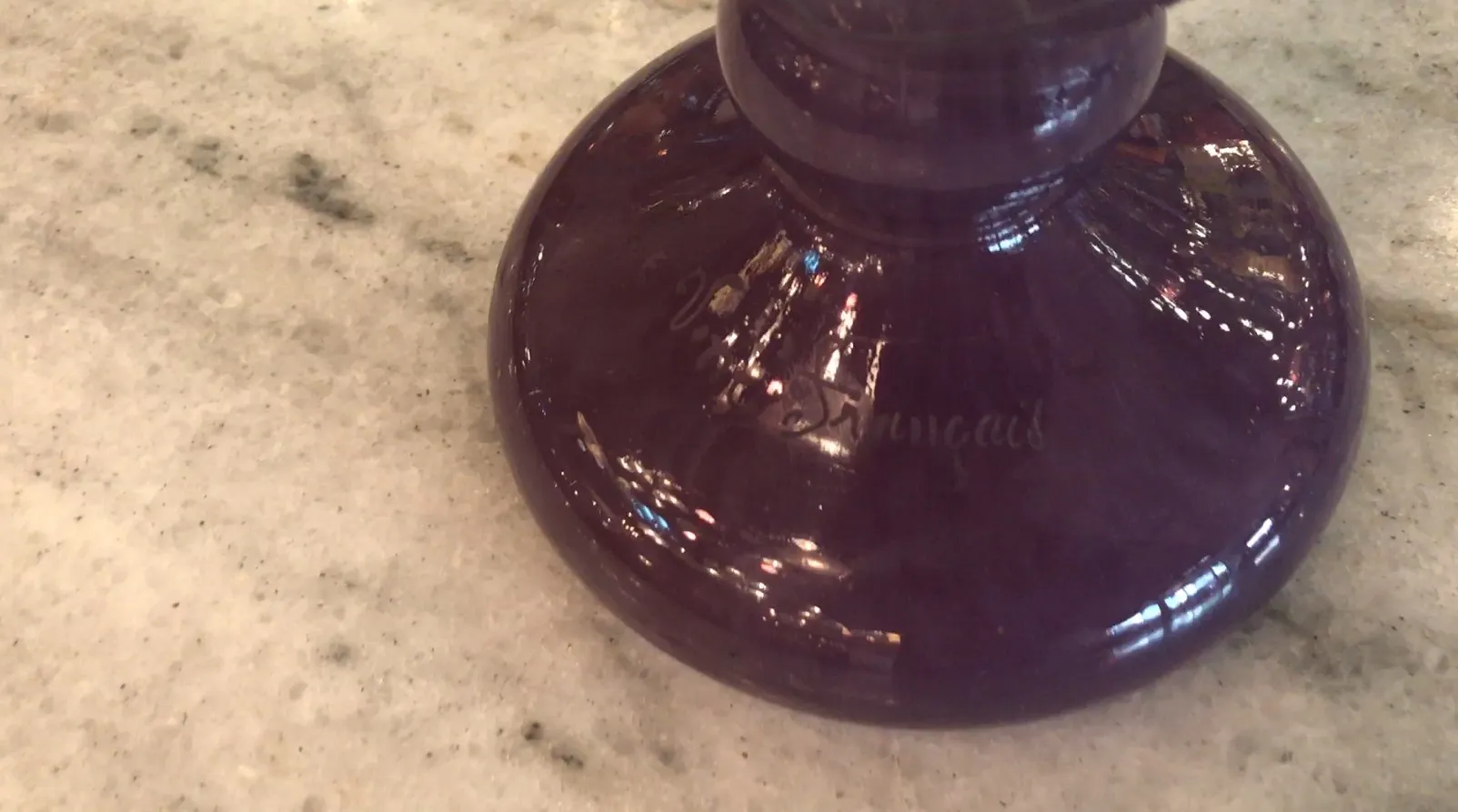 Verre signé par Charder en violet sur une surface blanche