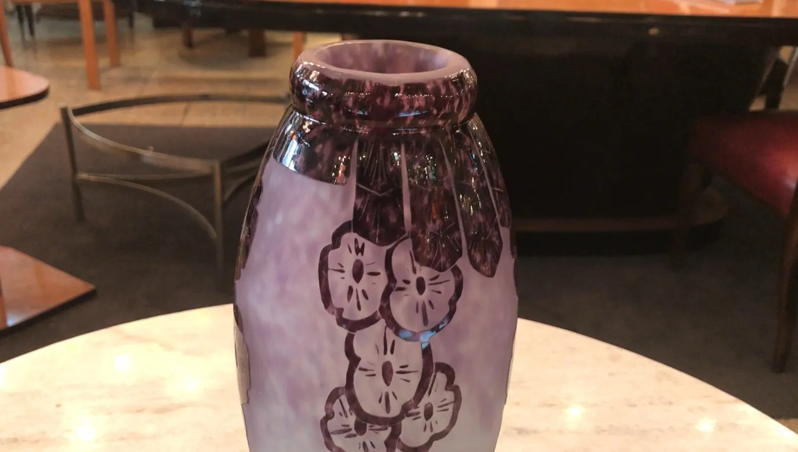 vidro assinado por charder em tons de roxo com flores