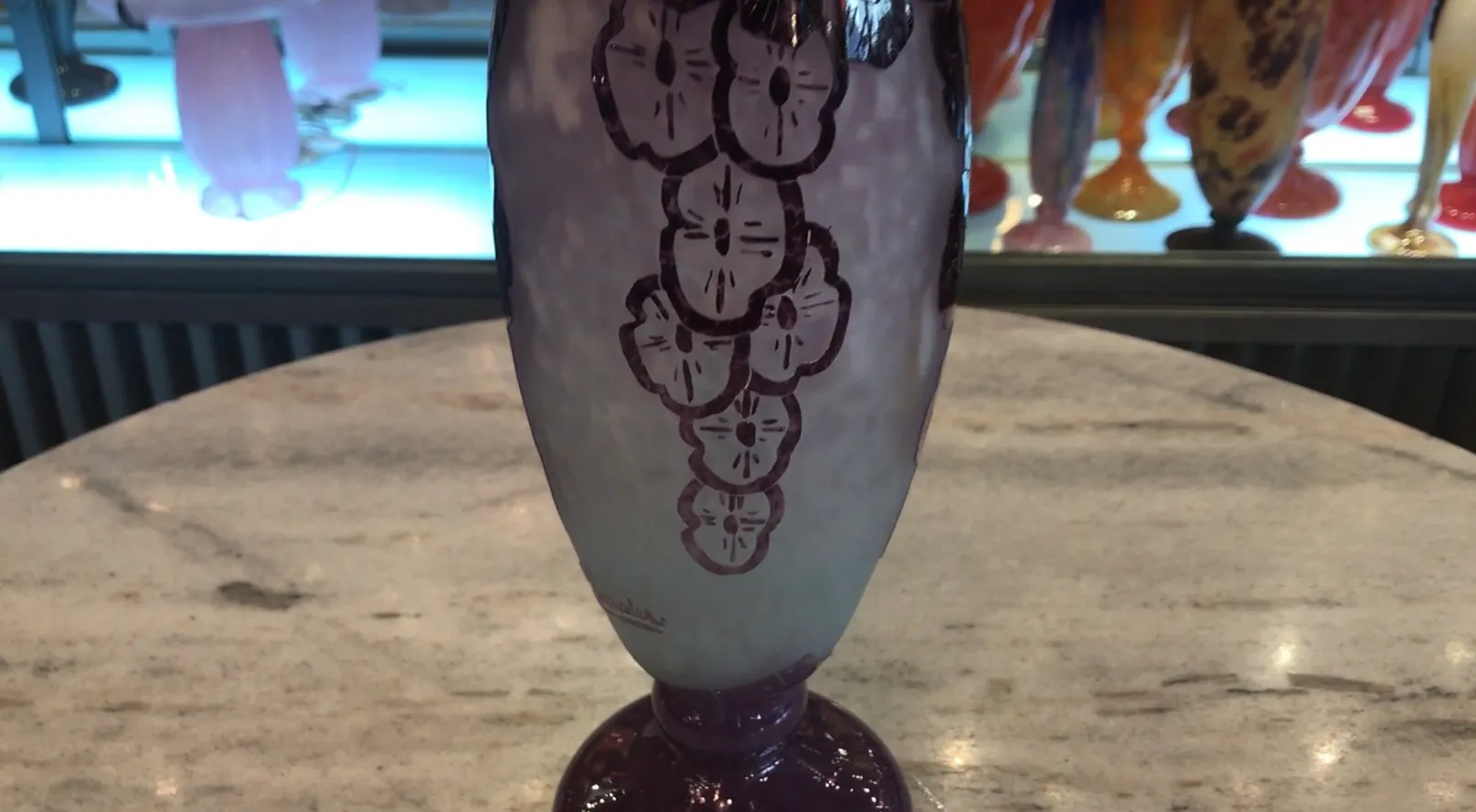 Vidrio antiguo firmado por Charder con diseño floral