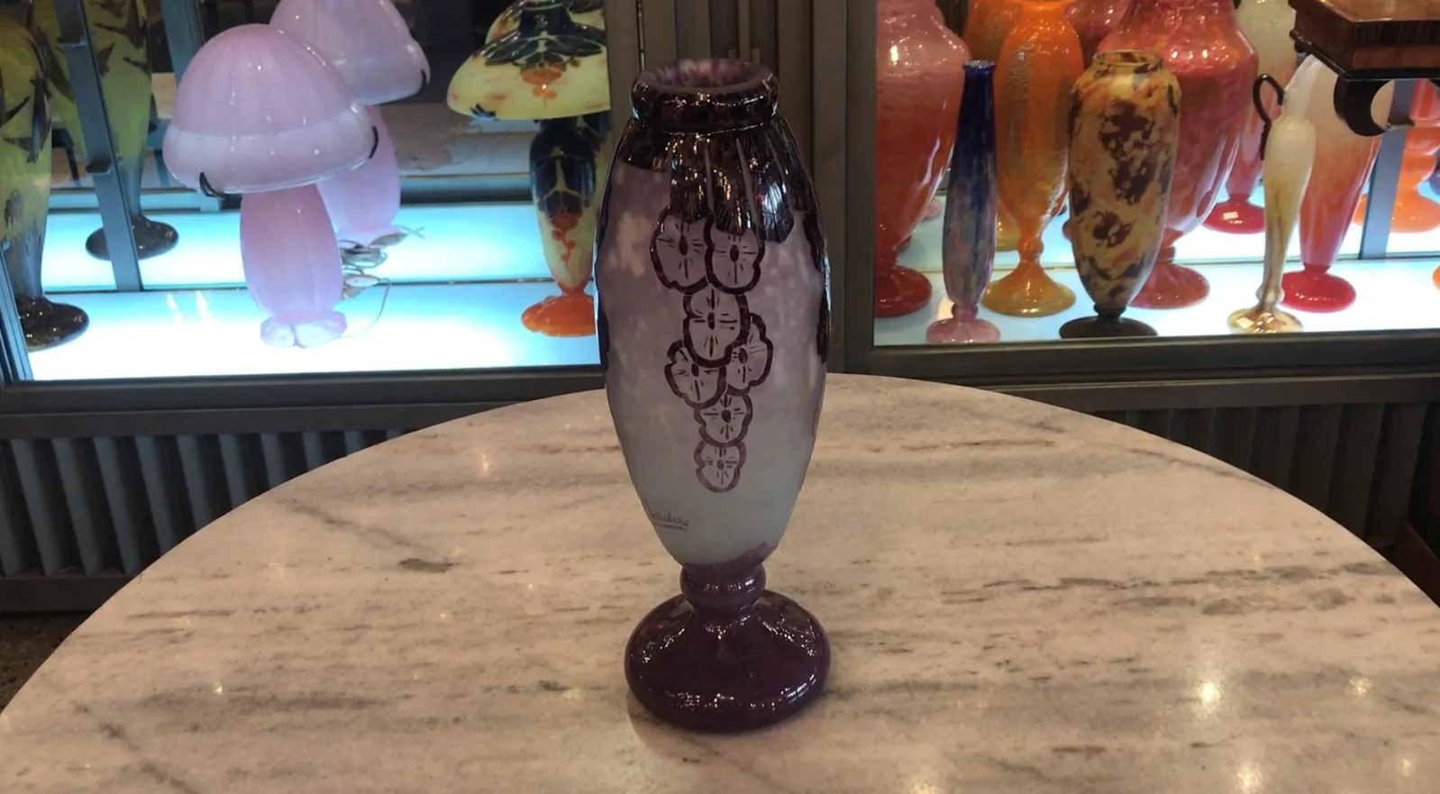 Jarrón antiguo con diseño de flores en vidrio firmado Charder