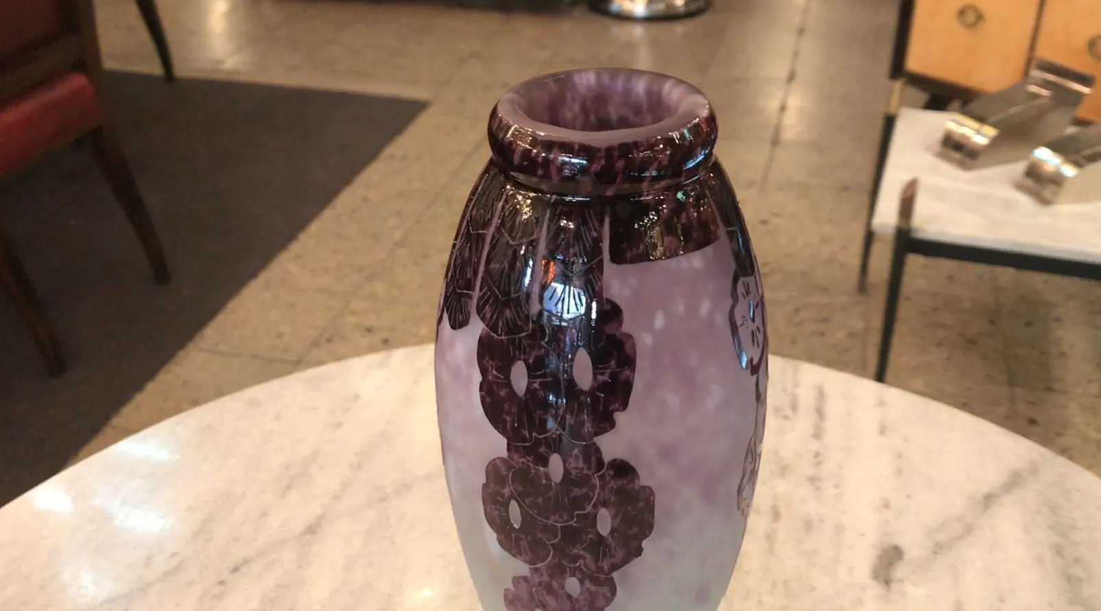 Antigua botella de vidrio firmado Charder con diseño floral