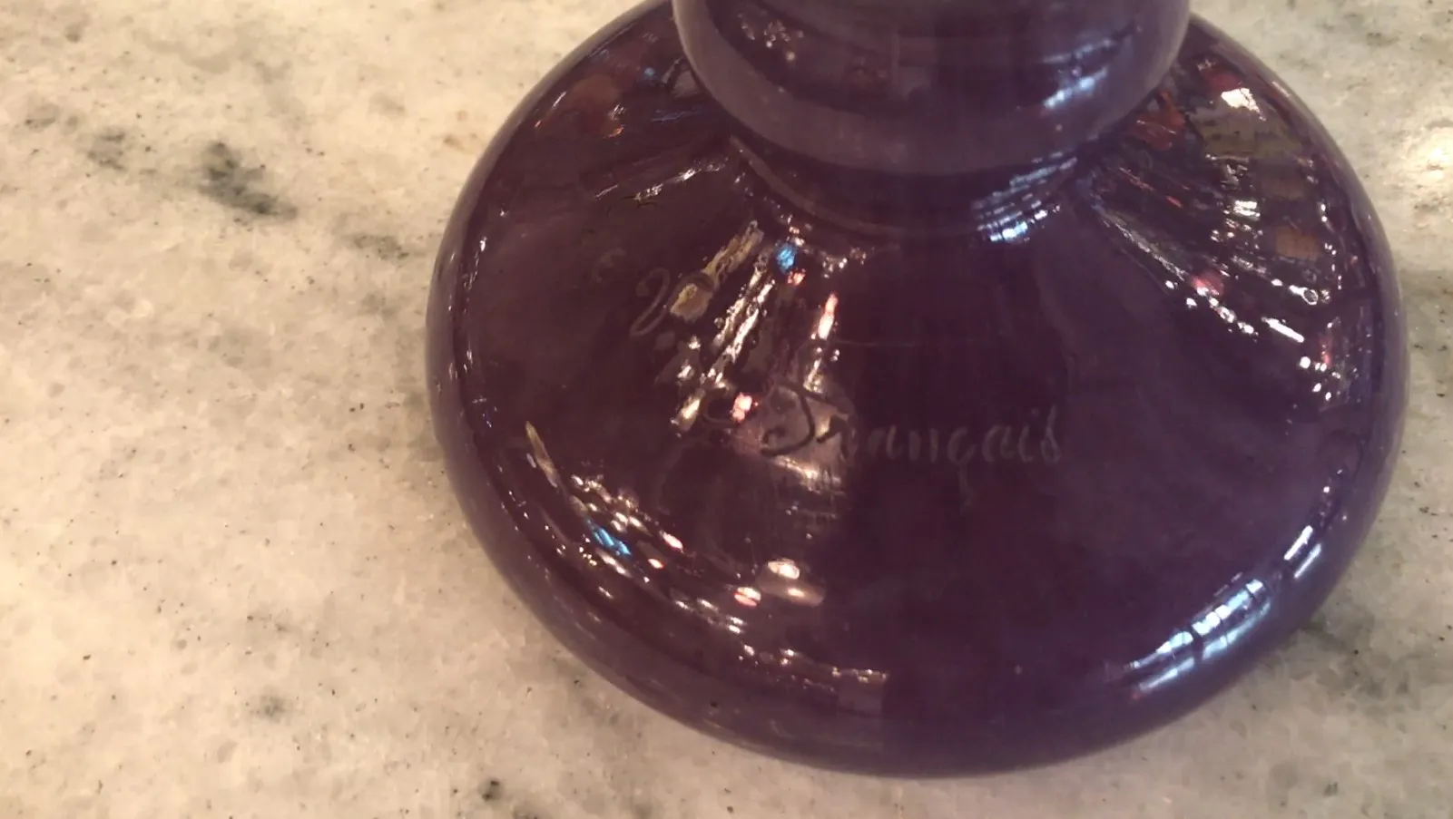 Vidrio antiguo firmado de Charder con el fondo brillante.