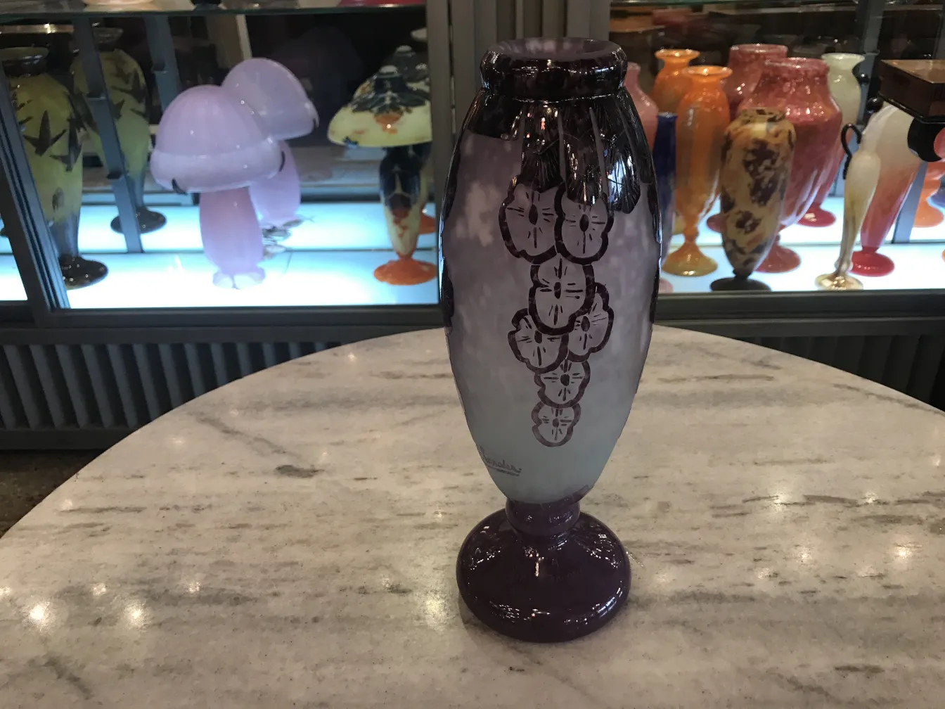 Antikes signiertes Glas mit lila Blumenmuster von Charder