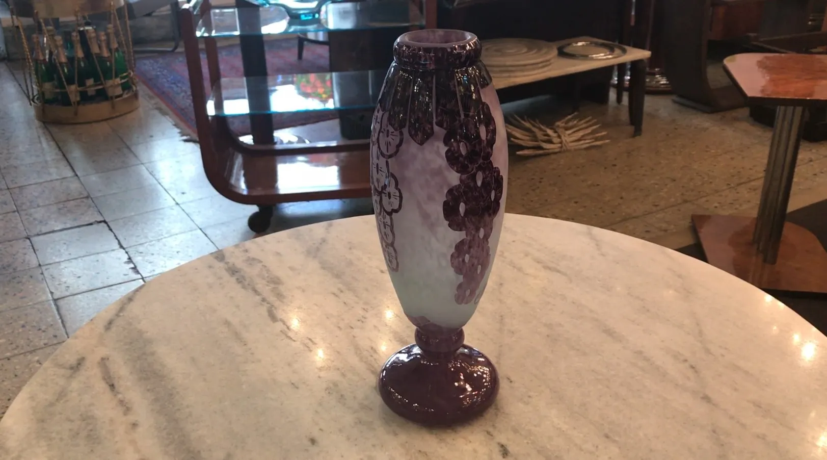 Un elegante vaso de vidrio antiguo, tráfago morado con detalles decorativos.
