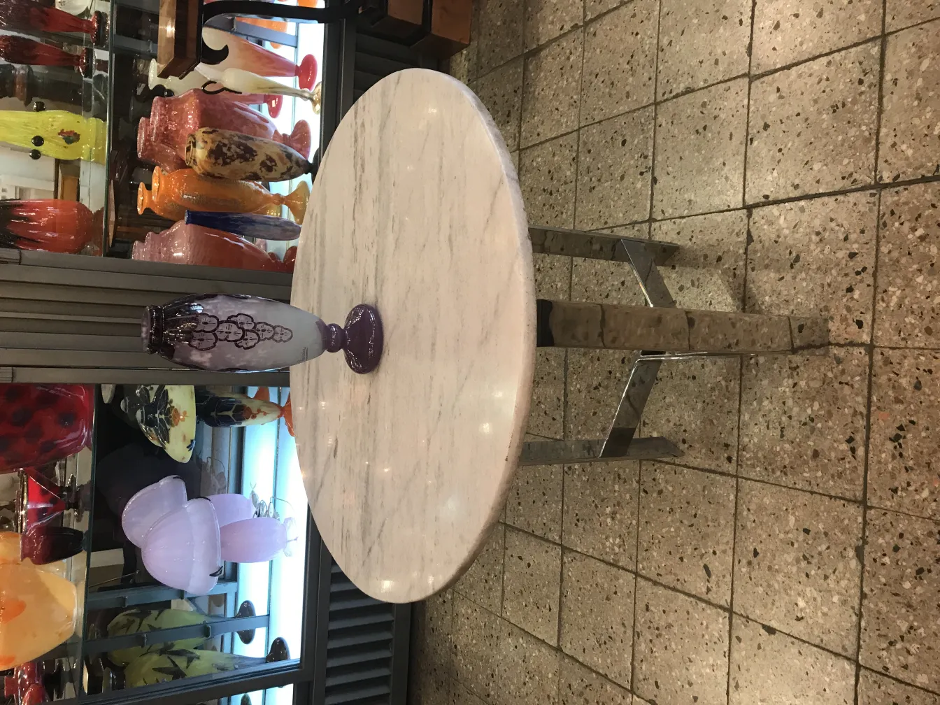 Vaso de vidrio firmado Charder, antigüedad francesa en un entorno de galerías con otras piezas.